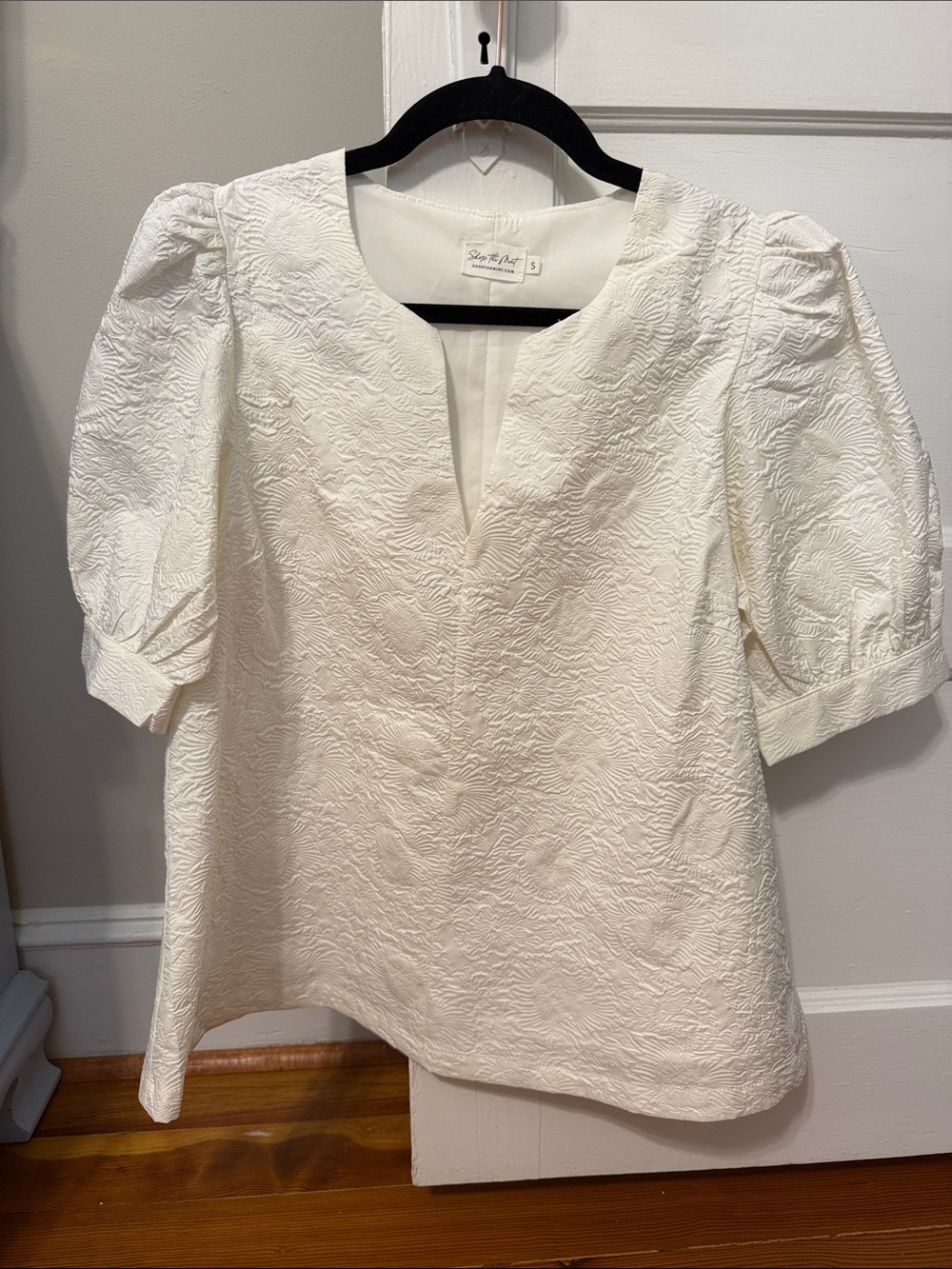 Mint boutique White Textured Puff-Sleeve Top